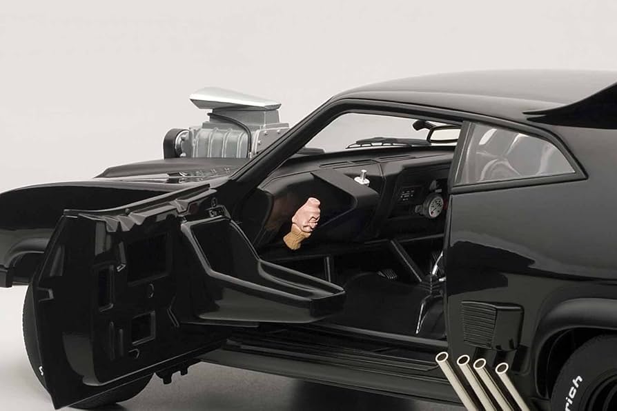AUTOart 1/18 The Road Warrior インターセプター Diecast model cars Mad Max ROAD WARRIOR INTERCEPTOR 1/18